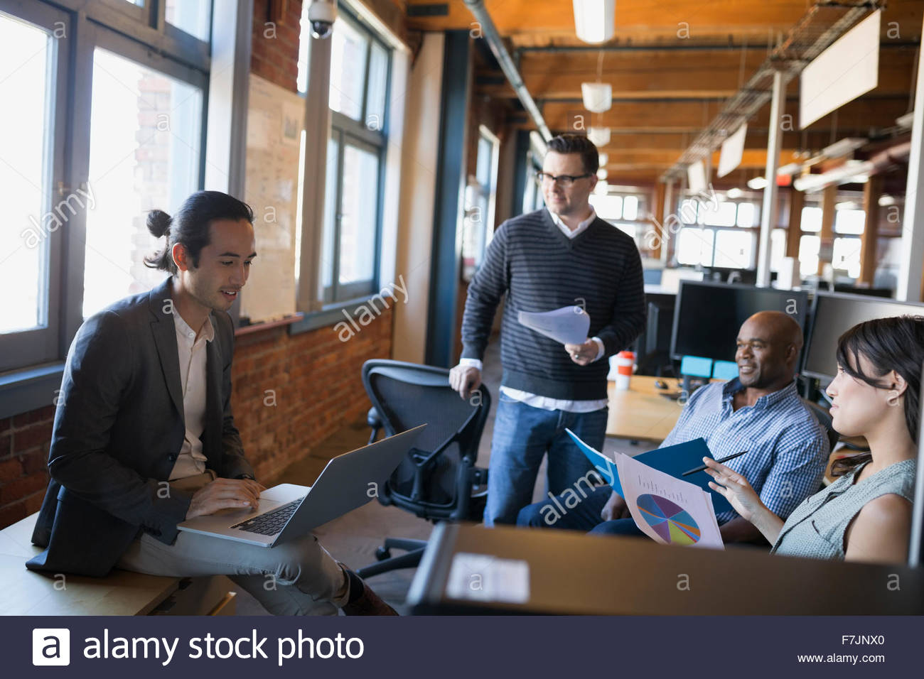 Geschäftsleute treffen mit Laptop und Papierkram Büro Stockfoto