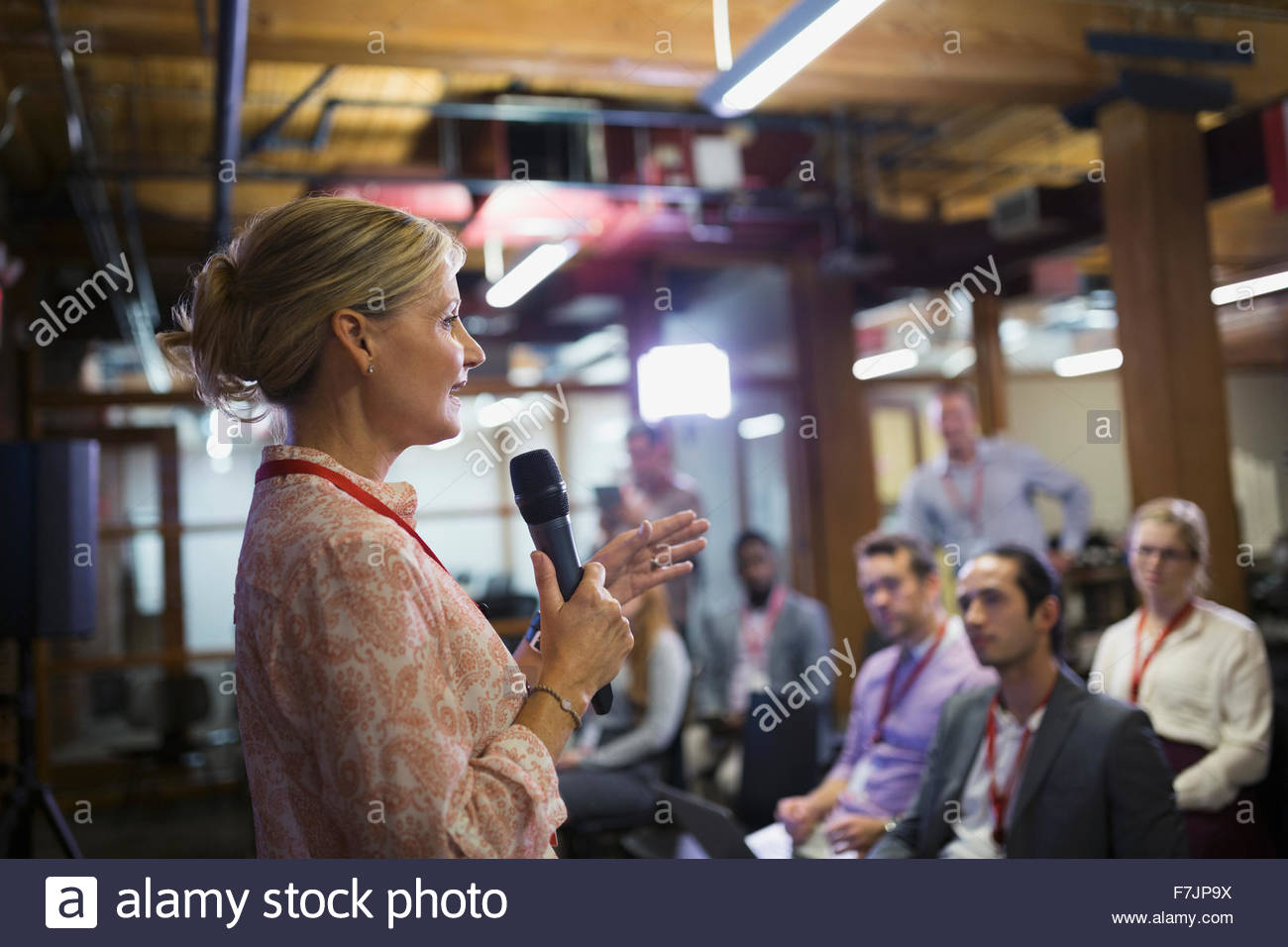 Geschäftsfrau mit Mikrofon sprechen Konferenz Publikum Stockfoto
