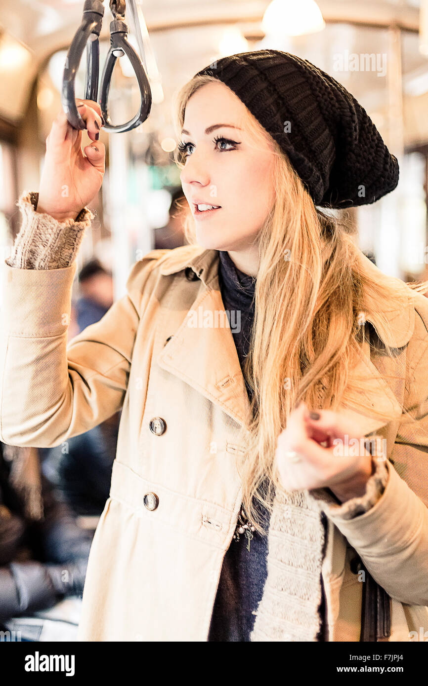 Frau in der Straßenbahn Stockfoto