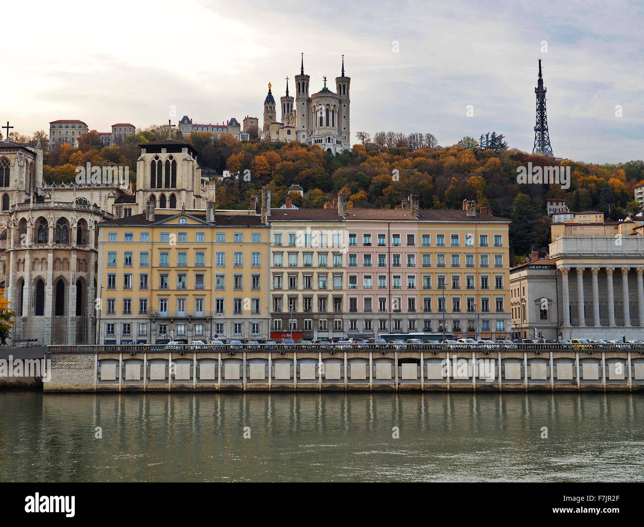 Lyon Kathedrale gesehen von dem Fluss Soane in Lyon Frankreich Stockfoto
