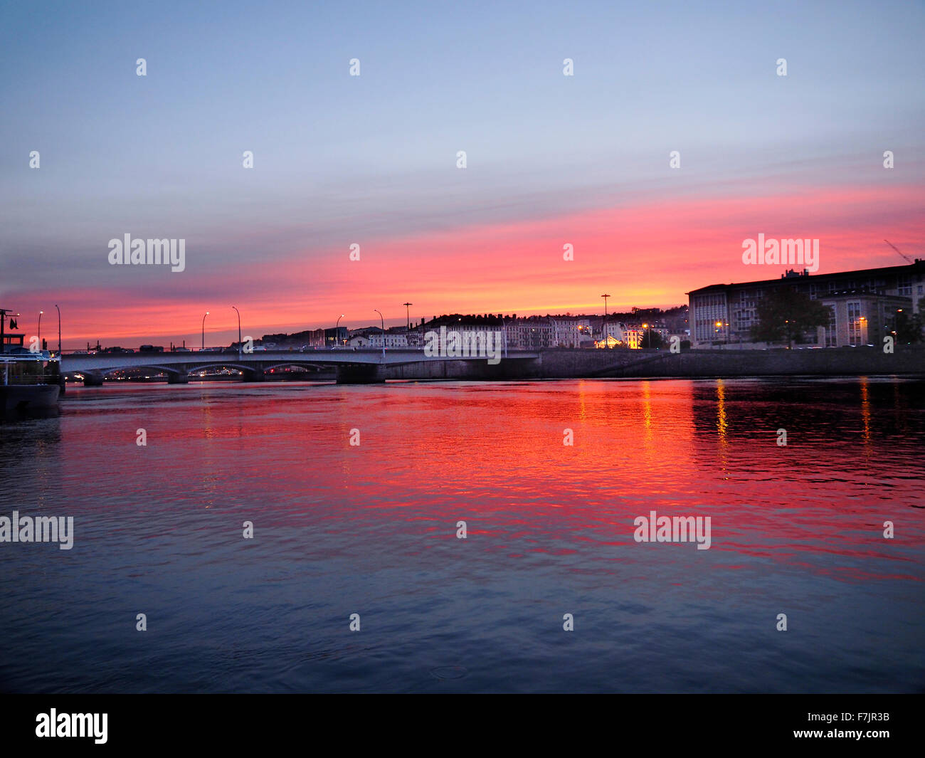 Nacht Zeit Überlegungen in den Fluss in Lyon Südfrankreich Stockfoto