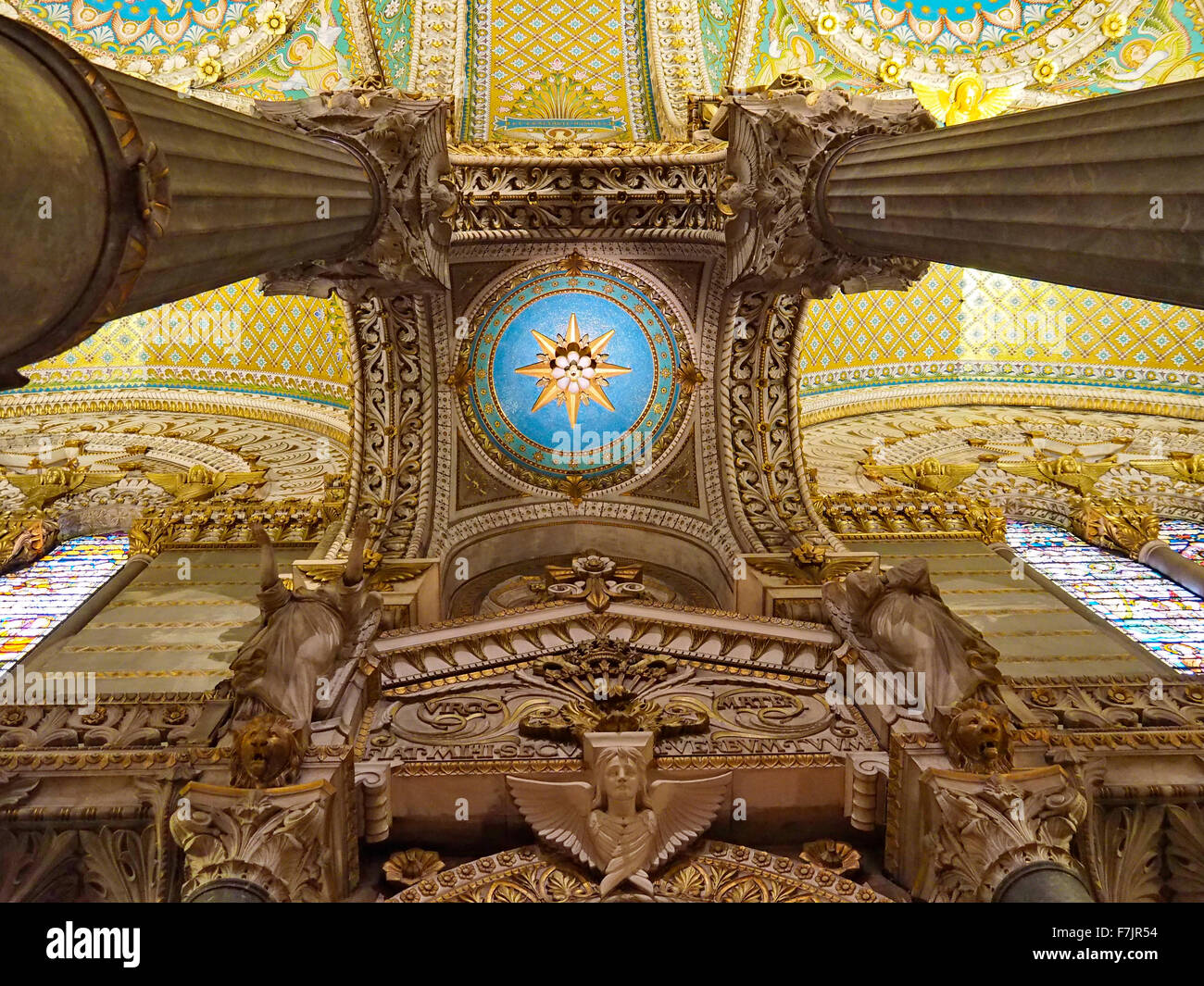 Innenraum der Kathedrale von Lyon-Fourvière Südfrankreich die feinsten Detail Architektur dieses Fotografen Stockfoto