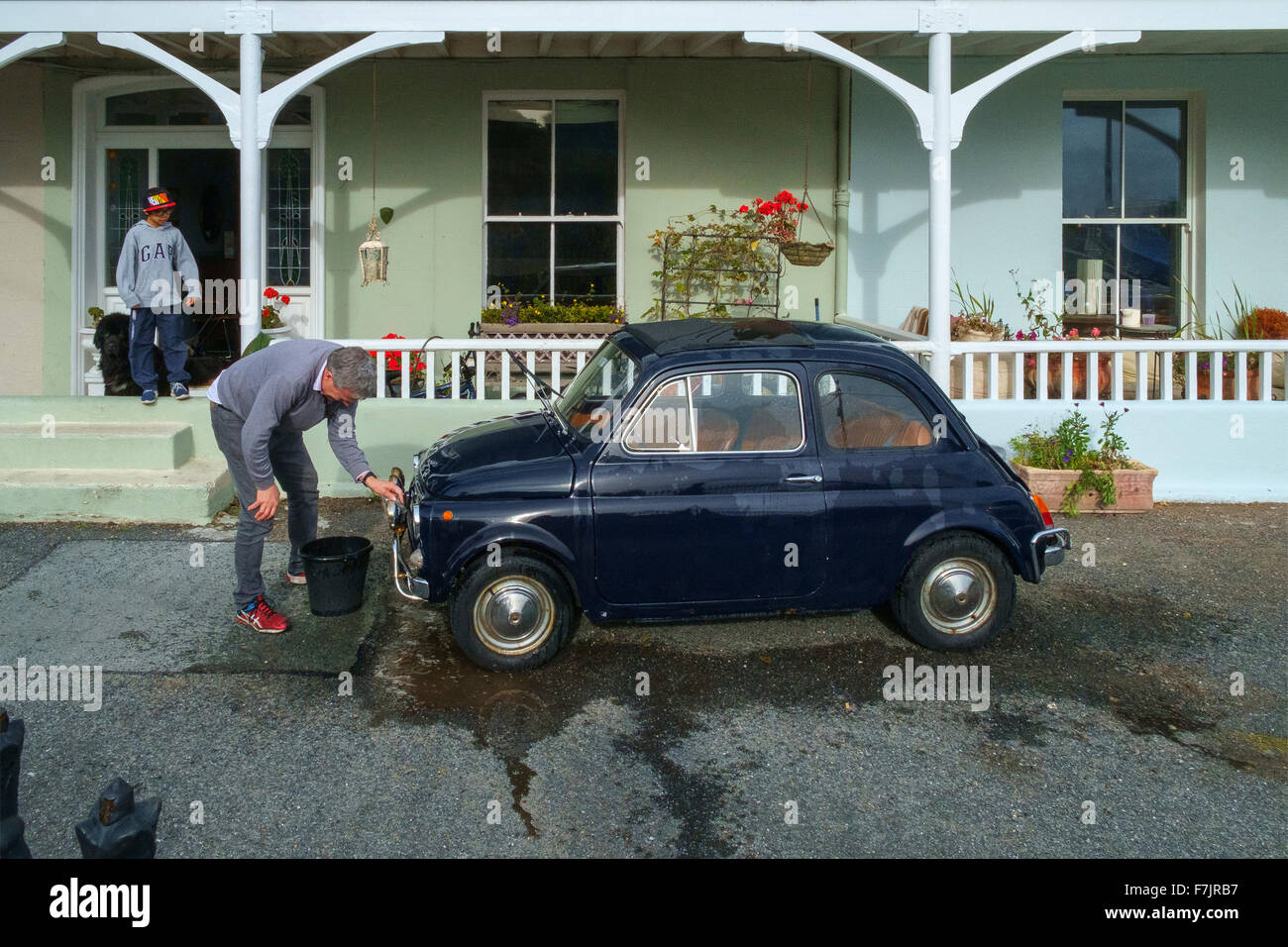 Mann Mann Waschen waschen Fiat 500 Bambina Auto Fahrzeug Stockfoto