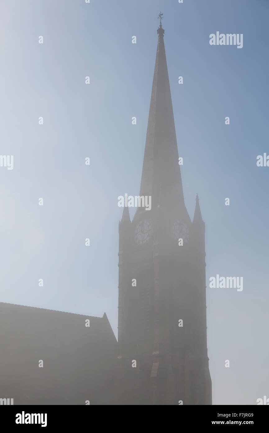 Kirchturm im Nebel, Großbritannien Stockfoto