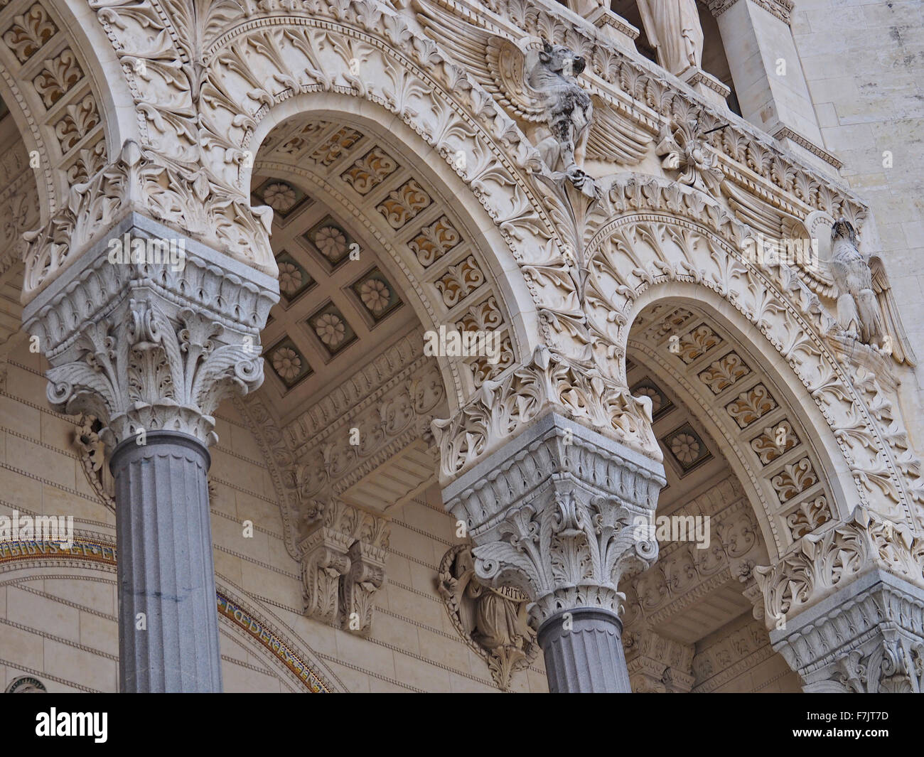 Sehr dekorative Bögen und Säulen bis zum Eingang der Kathedrale von Lyon-Fourvière Südfrankreich Stockfoto