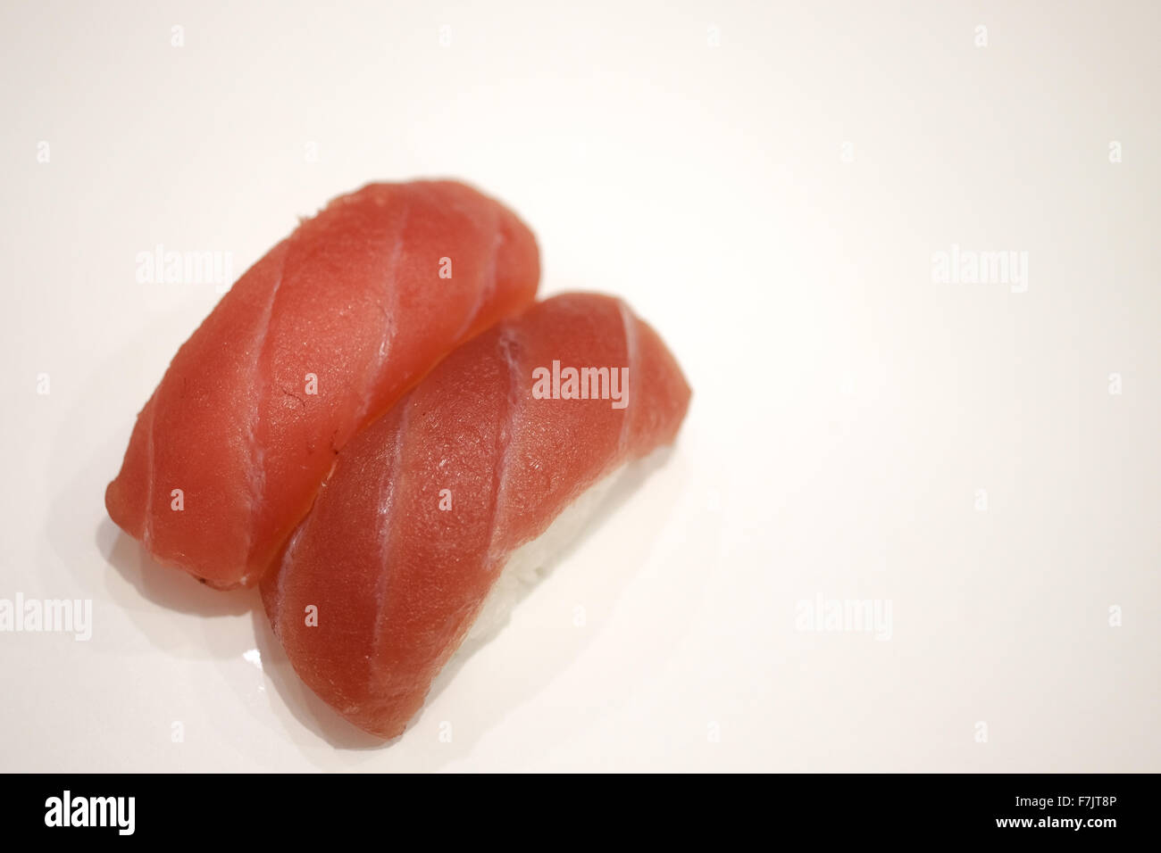 Thunfisch-Sushi (Maguro), in weißen Hintergrund isoliert Stockfoto