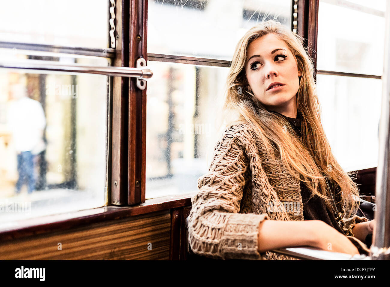 Schöne Frau in der Straßenbahn Stockfoto