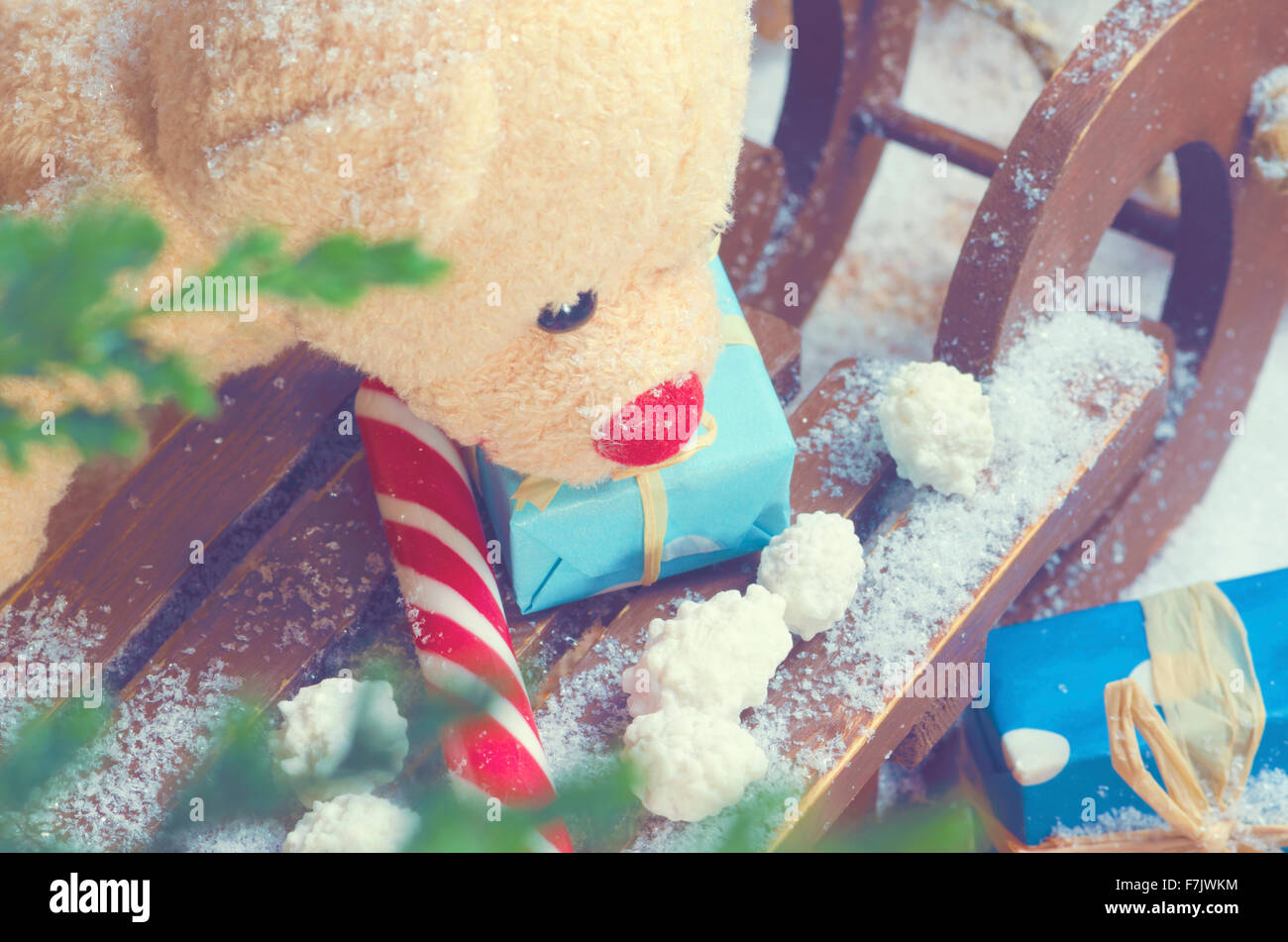 Teddybär auf ein Weihnachtsfest Schlittenfahrten mit Zuckerstange und Geschenke Stockfoto