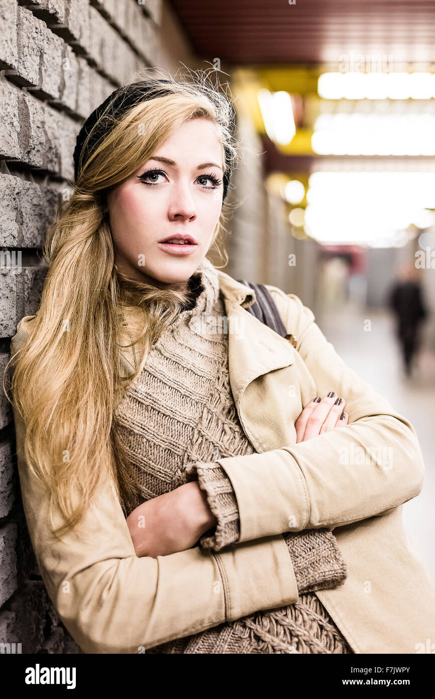 Traurige Frau an der u-Bahnstation Stockfoto