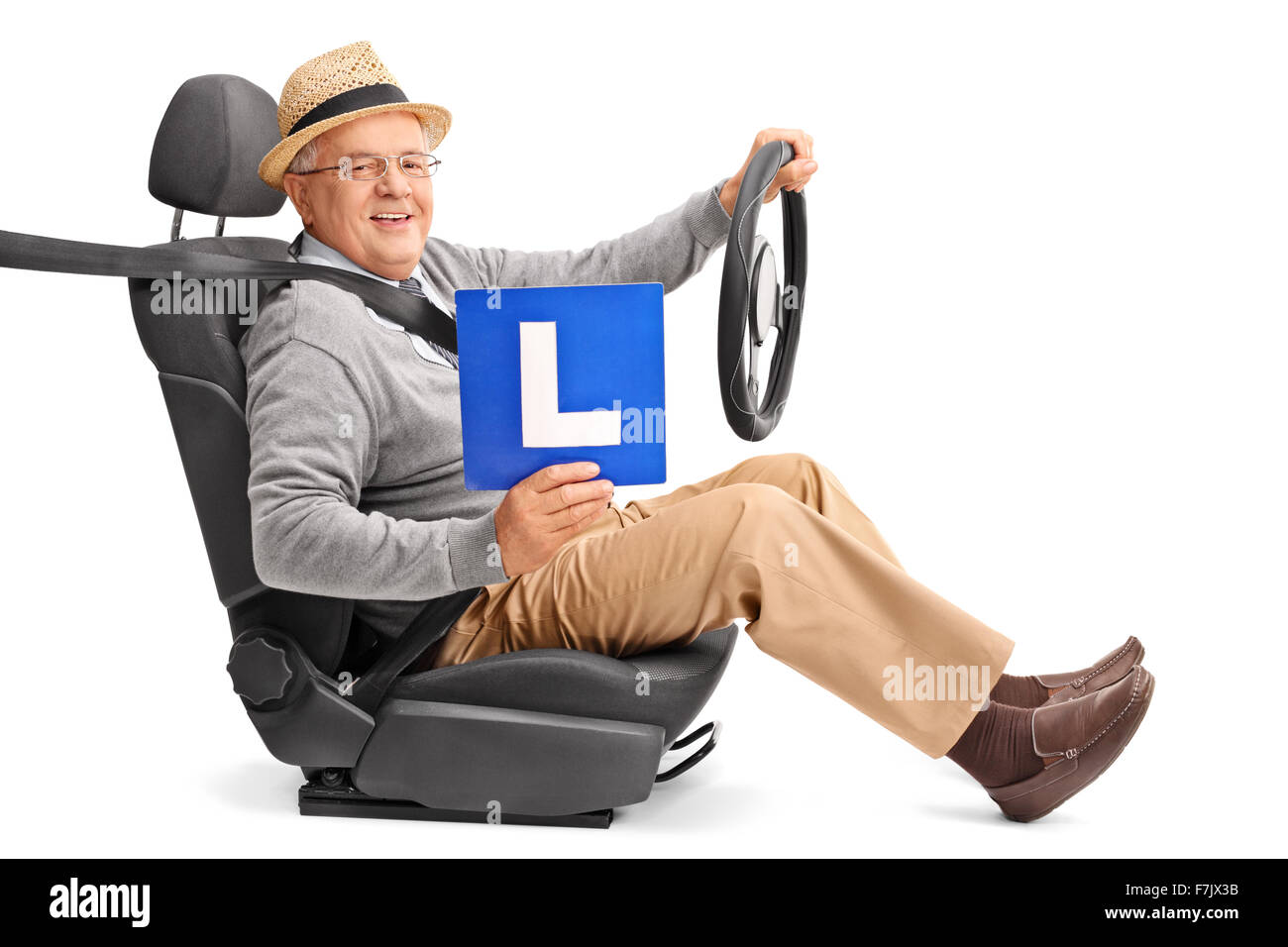 Senior Gentleman auf einem Autositz sitzen und eine L-Schild, isoliert auf weißem Hintergrund Stockfoto