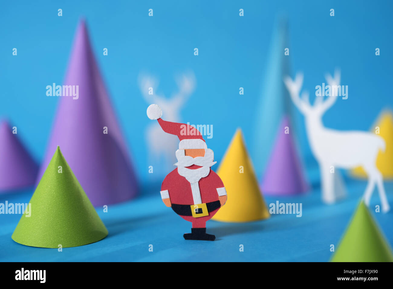 Frohe Weihnachten 3d Scherenschnitt-Design mit handgefertigten Santa, Xmas Kiefer Baum Formen und Hirsch Silhouetten. Ideal für Urlaubsgrüße Stockfoto