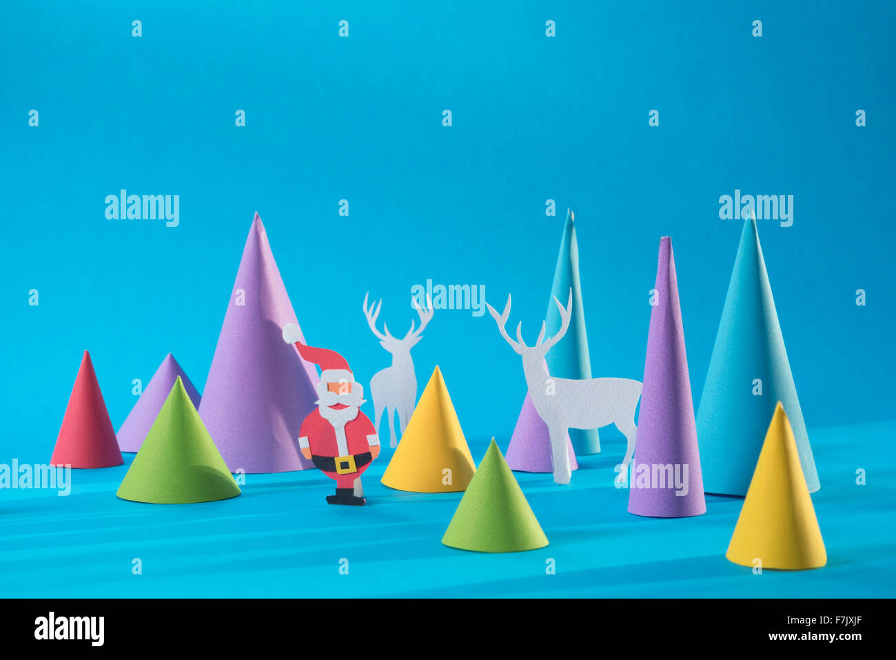 Weihnachten 3d Büttenpapier Santa mit Rehe und bunten Kiefer Baum Formen geschnitten. Ideal für Weihnachten Grußkarte, Urlaub-Plakat Stockfoto