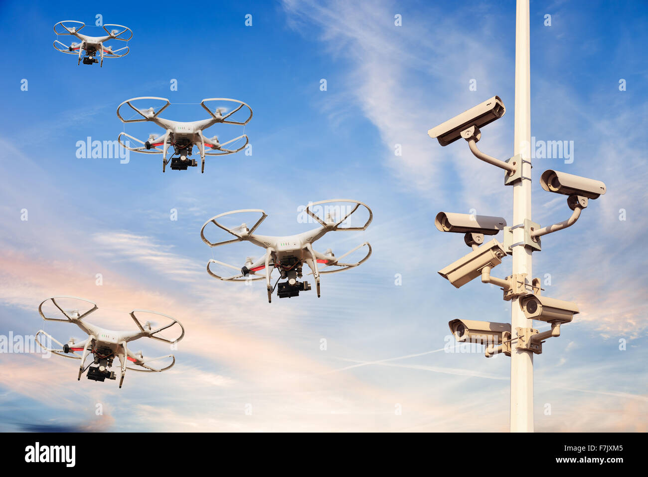 Viele Drohnen gegen den blauen Himmel fliegen. Stockfoto