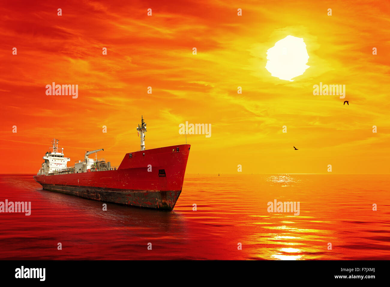 Silhouette des Schiffes Tanker auf roter Sonnenaufgang. Stockfoto