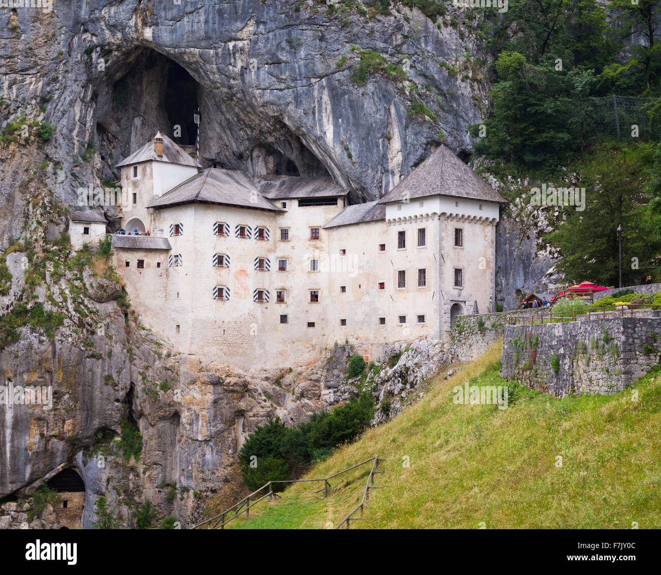 Predjama, Inner Krain, Slowenien.  Burg Predjama, in die Öffnung einer Höhle gebaut. Stockfoto