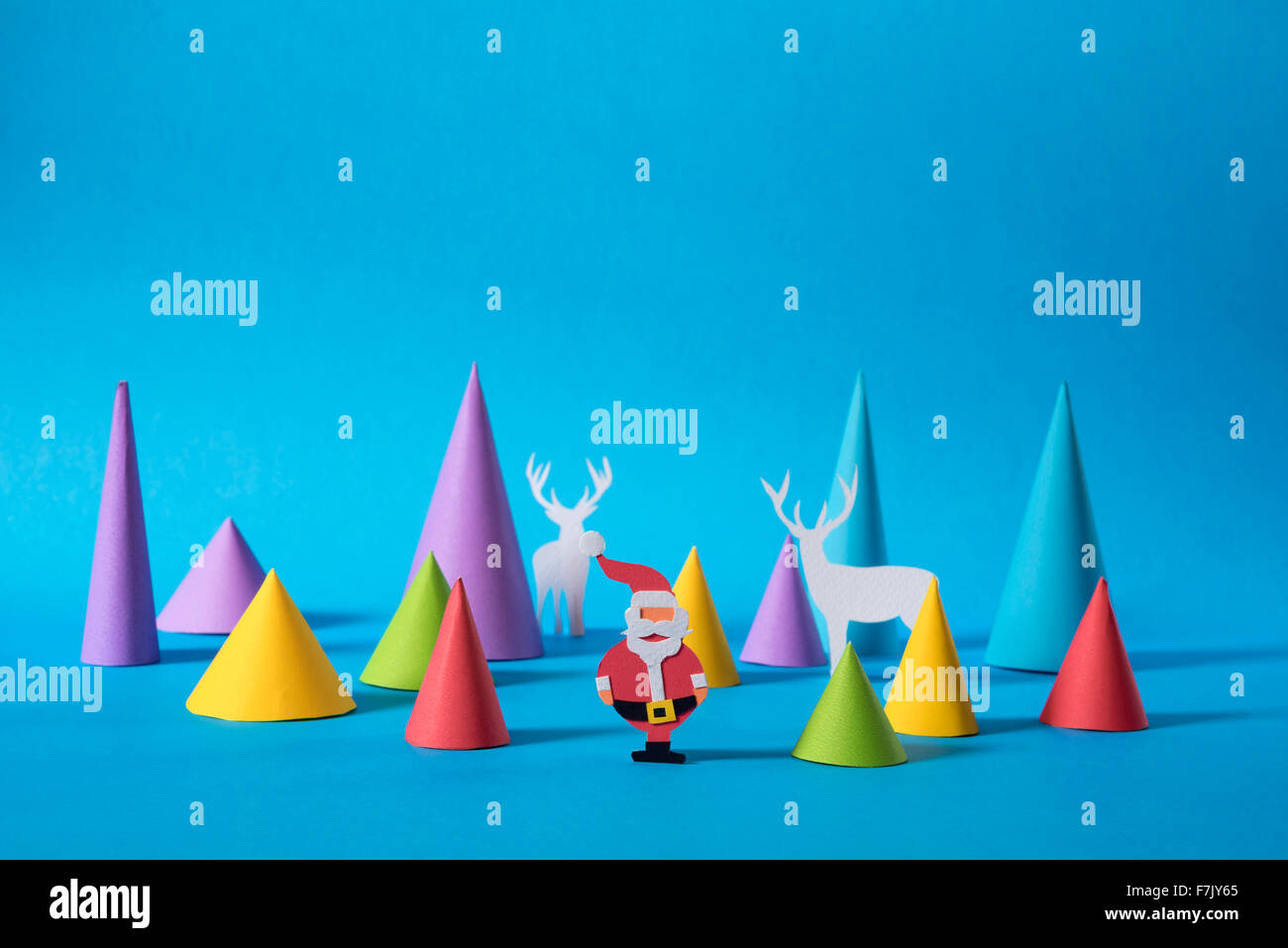 Urlaub Scherenschnitt handmade Szene: Santa, Rentiere und Weihnachtsbaum Formen in blauem Hintergrund umfasst Textfreiraum. Stockfoto