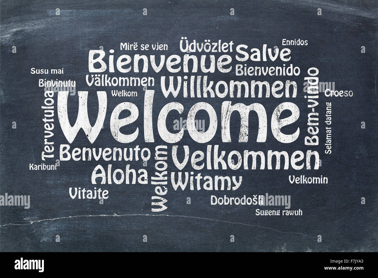 Willkommen Sie in verschiedenen Sprachen - eine Wortwolke in weißer Kreide Text auf einer Vintage Schiefer-Tafel Stockfoto