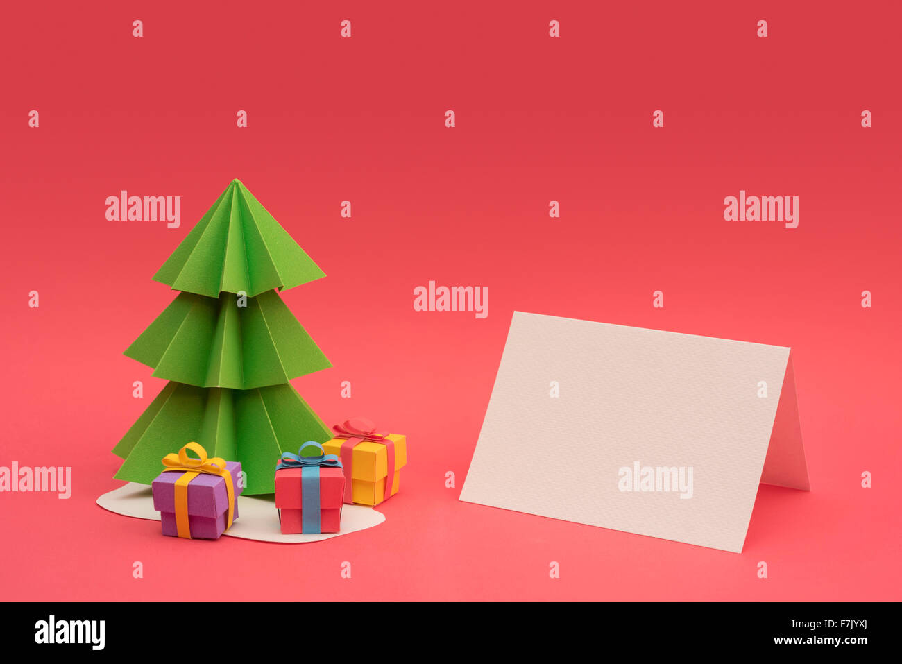 Saison Weihnachten Scherenschnitt Design: 3d handgemachte Xmas pine Tree, Geschenkboxen und leere Grußkartenvorlage mit Beschneidungspfad Stockfoto