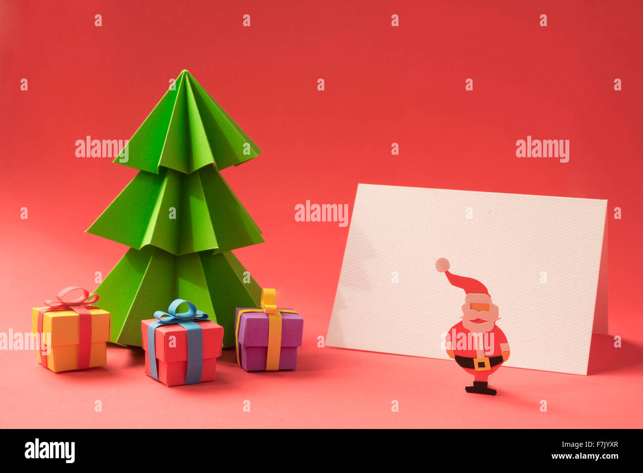 Frohe Weihnachten Scherenschnitt Szene: Weihnachten Tannenbaum mit Geschenken und leere Grußkartenvorlage. Clipping-Pfad enthält Stockfoto