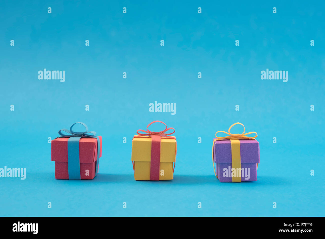 Konzept-Bütten schneiden Urlaub Geschenk-Boxen. Ideal für Weihnachten Grußkarte, Kampagne, Plakat oder Web. Enthält Clip Pfad Stockfoto