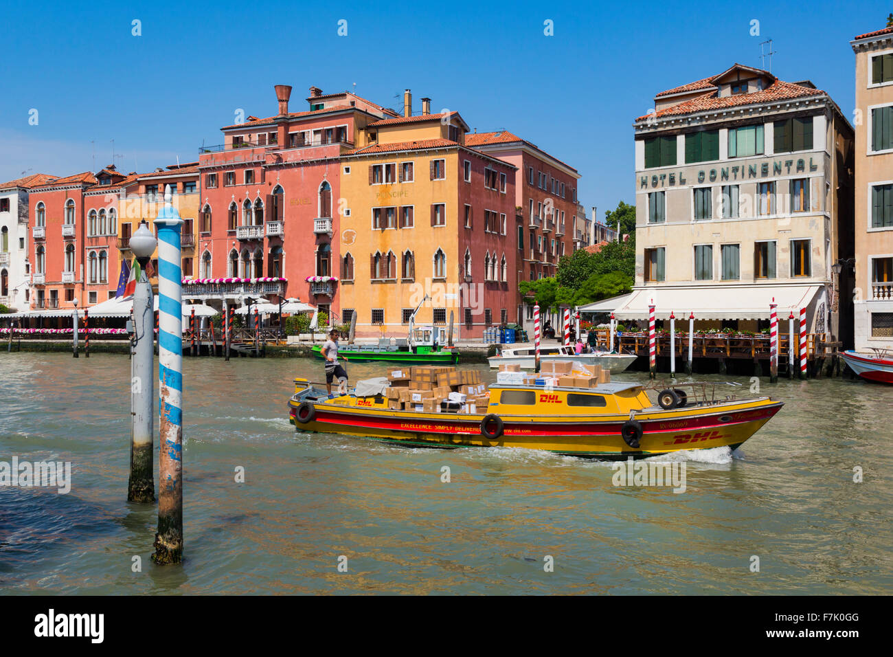 Venedig, Italien.  Ein DHL Kurier Schiff, beladen mit Paketen für Lieferung, Motoren auf dem Canal. Stockfoto