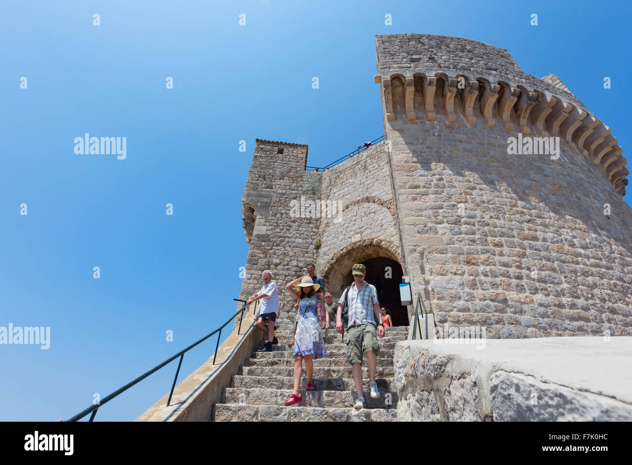 Dubrovnik, Dubrovnik-Neretva County, Kroatien. Besucher auf den Stufen des Turmes Minceta. Stockfoto