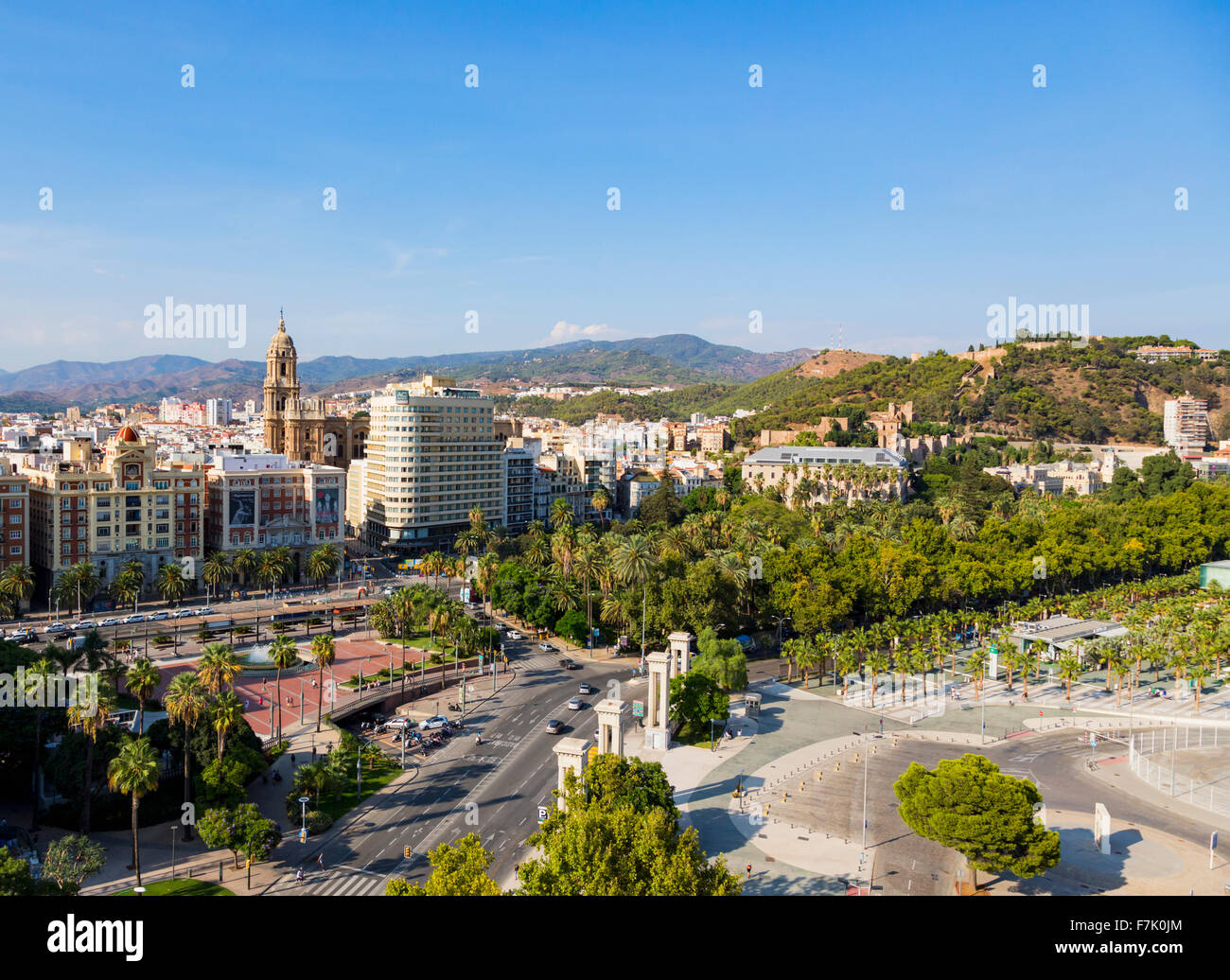 Málaga, Costa Del Sol, Provinz Malaga, Andalusien, Südspanien. Links, Turm der Kathedrale. Stockfoto