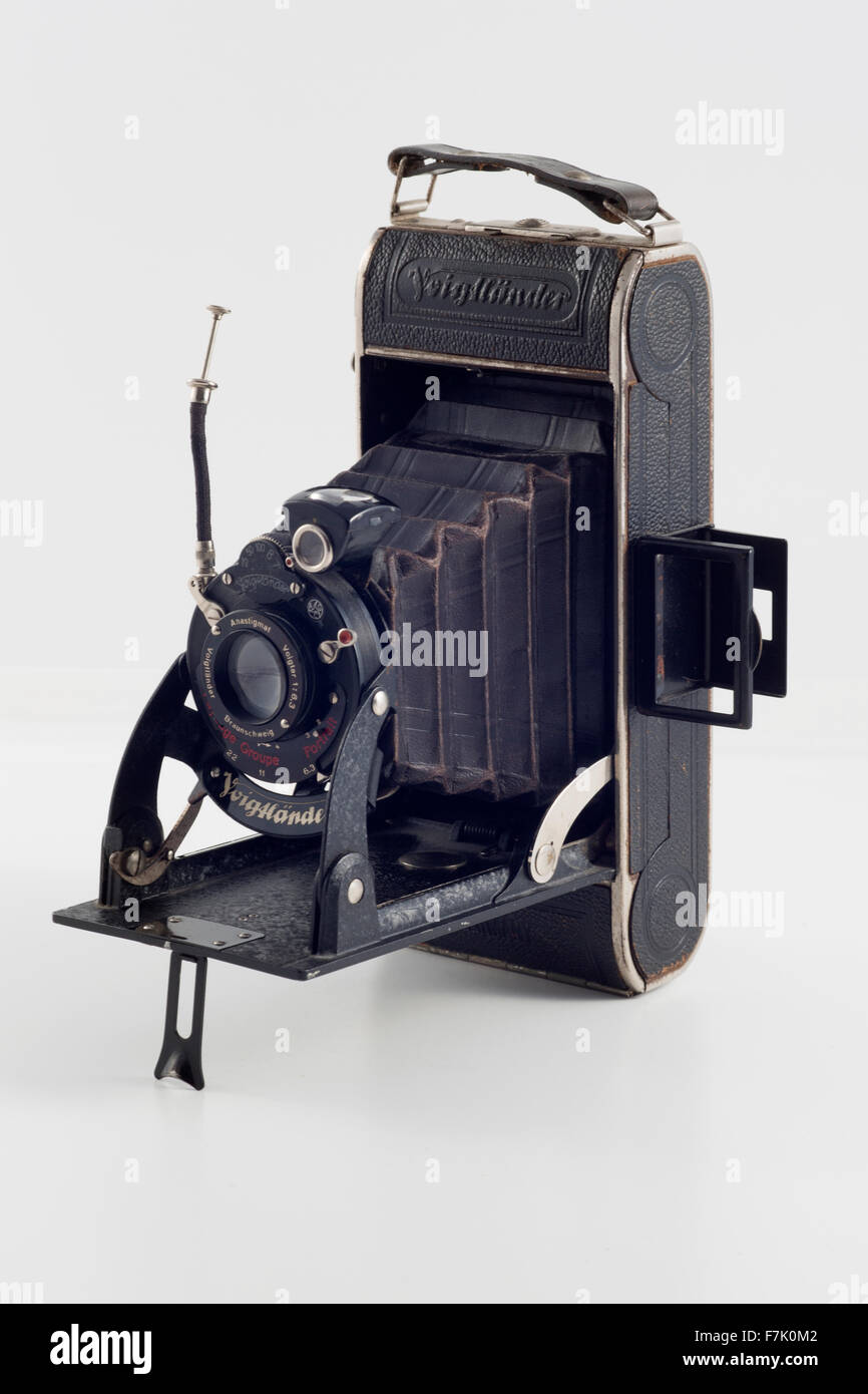 Voigtländer Bessa Vintage-Kamera mit Anastigmat Voigtar 105mm 1:6.3 Objektiv. Machte in den frühen 30er Jahren in Braunschweig, Deutschland. Stockfoto
