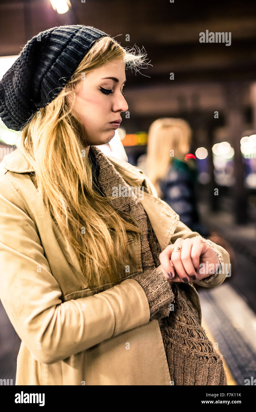Nachdenkliche Frau wartet an der u-Bahnstation Stockfoto
