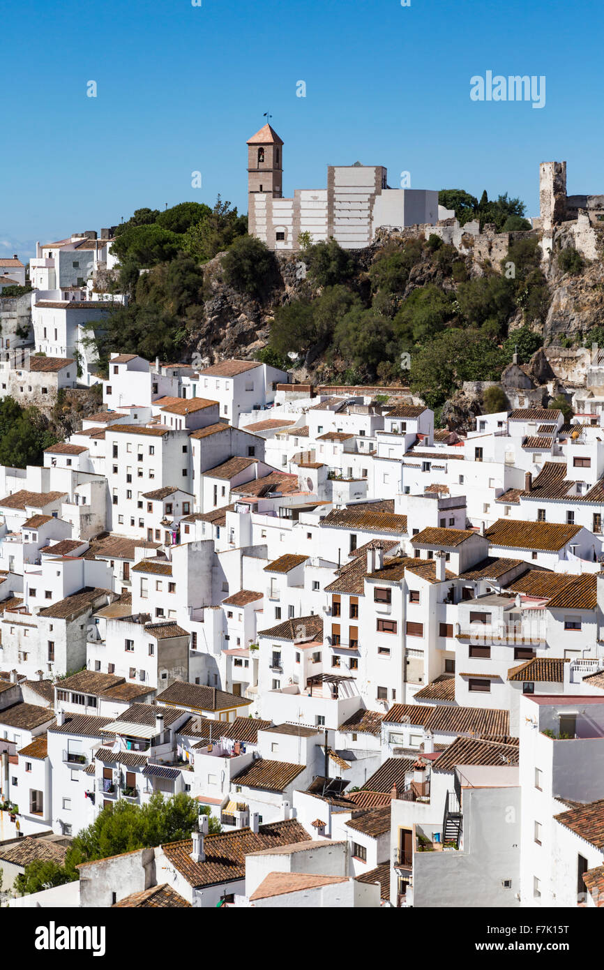 Casares, Provinz Malaga, Andalusien, Südspanien. Blick über Dorf zu den Überresten der arabischen Burg und der Kirche. Stockfoto