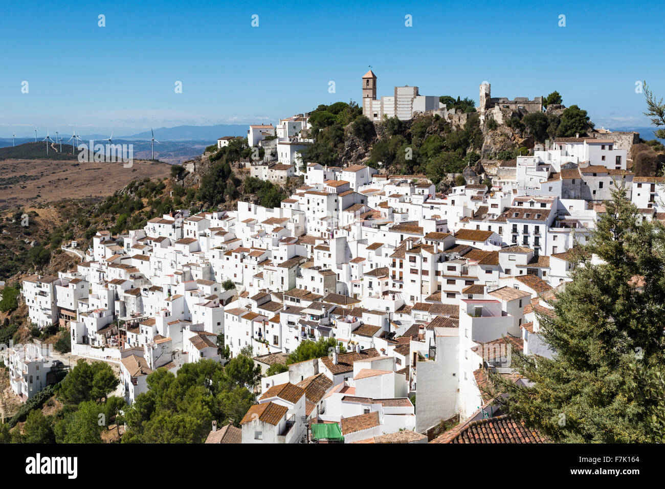 Casares, Provinz Malaga, Andalusien, Südspanien. Blick über Dorf zu den Überresten der arabischen Burg und der Kirche. Stockfoto