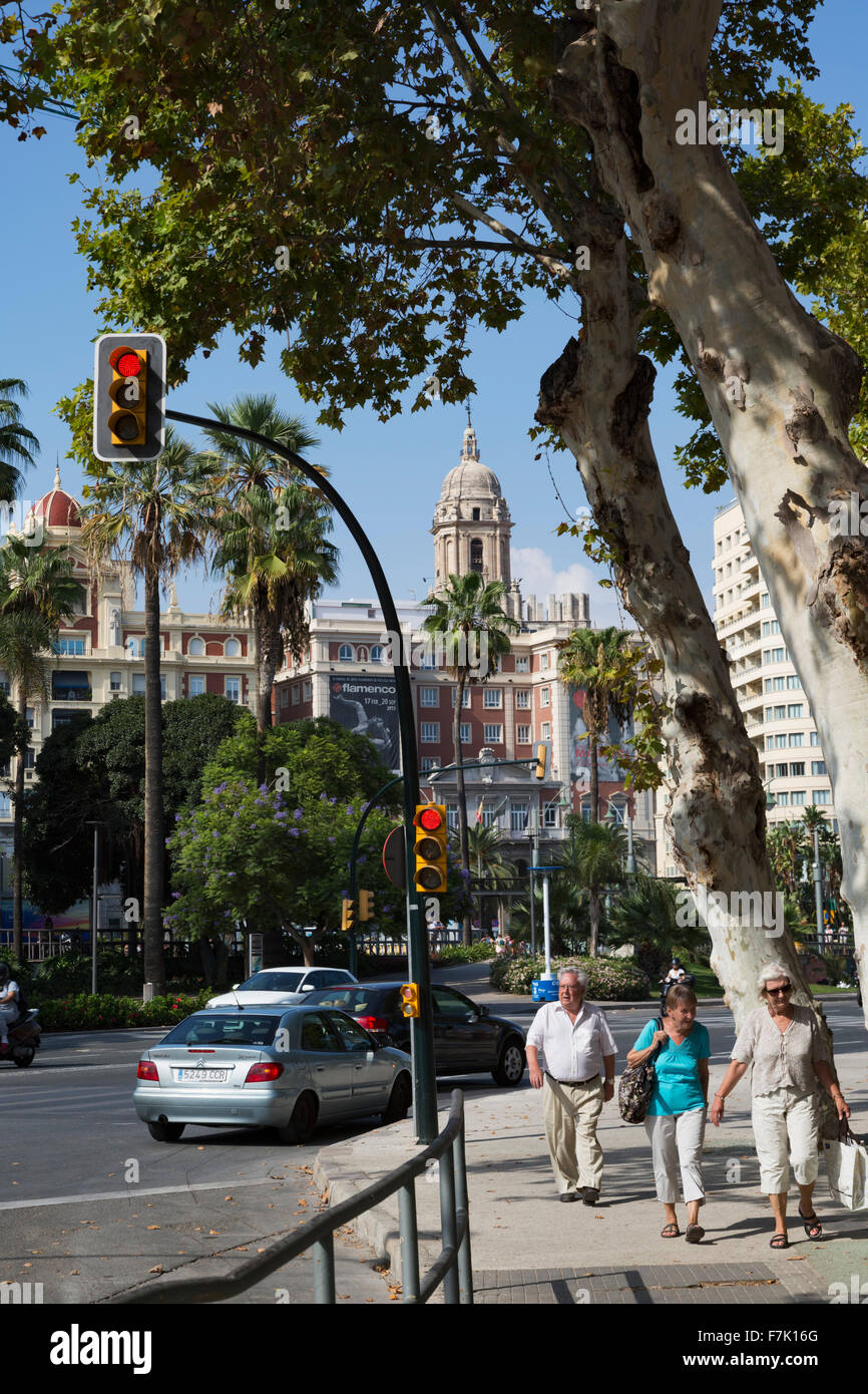 Malaga, Costa del Sol, Provinz Malaga, Andalusien, Südspanien. Blick vom Hafen Eingang in Richtung Stadtzentrum und die Kathedrale Stockfoto
