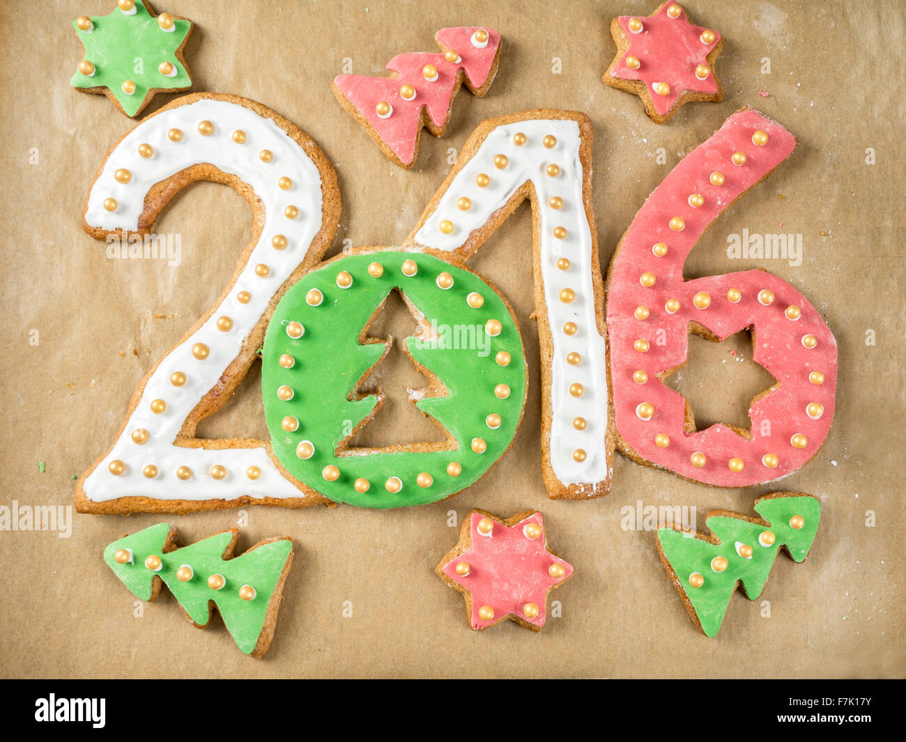 Hausgemachter Lebkuchen in Form von 2016 Neujahr Ziffern auf Backpapier Stockfoto