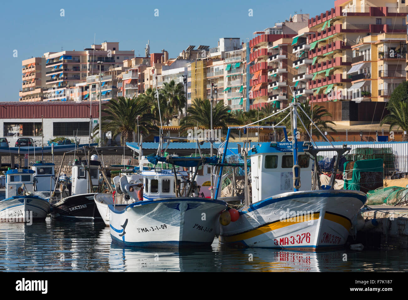 Fuengirola, Costa Del Sol, Provinz Malaga, Andalusien, Südspanien. Fischerboote im Hafen. Stockfoto