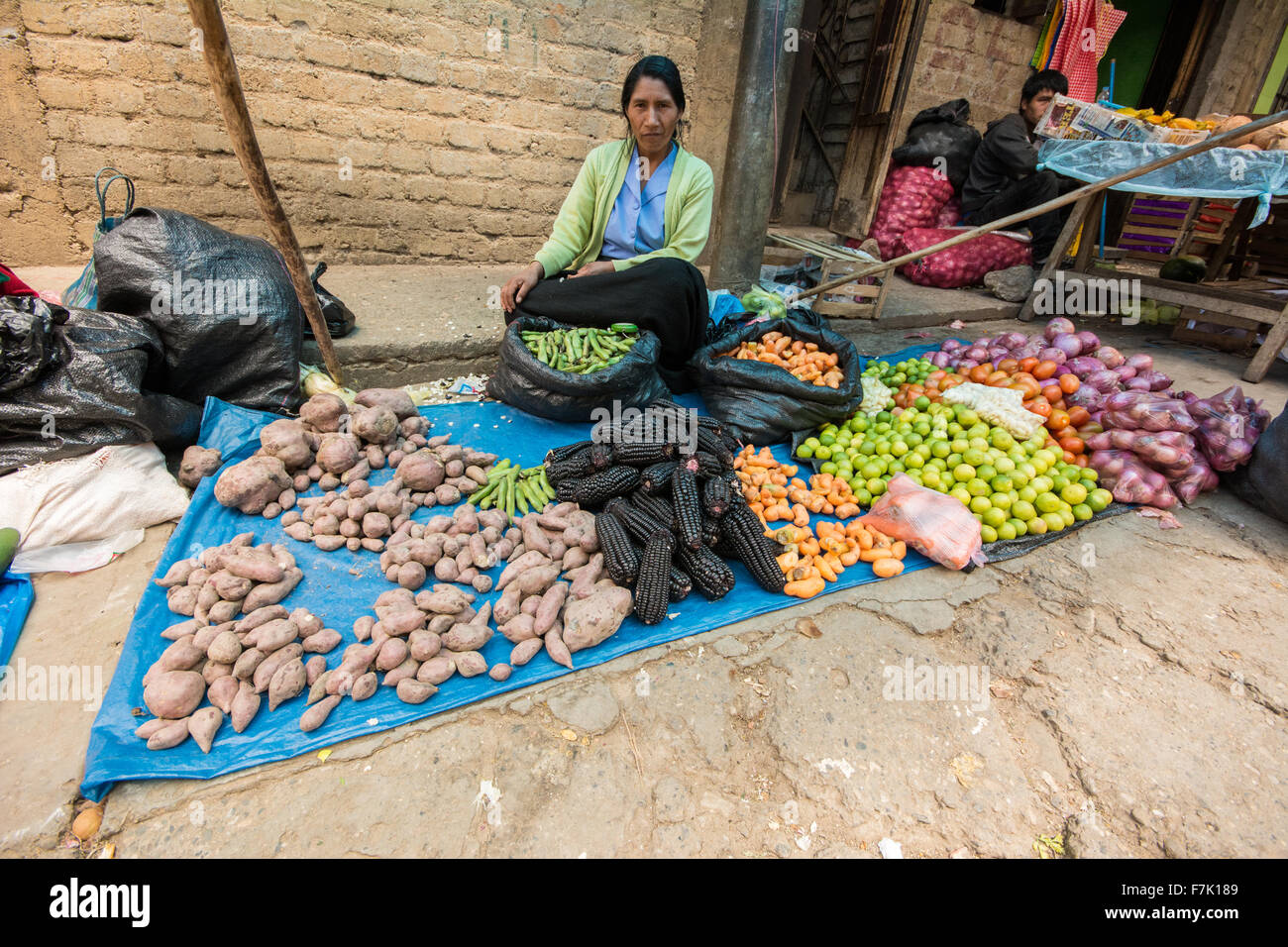 Peruanische Frau verkauft Obst und Gemüse an einer Straße Marktstand in Cajabamba, Cajamarca, Peru. Stockfoto