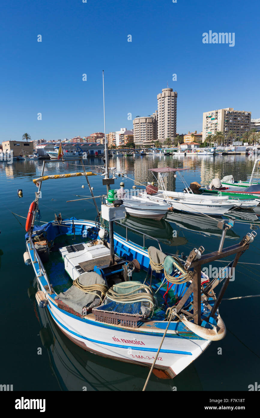 Fuengirola, Costa Del Sol, Provinz Malaga, Andalusien, Südspanien. Fischerboote im Hafen. Stockfoto