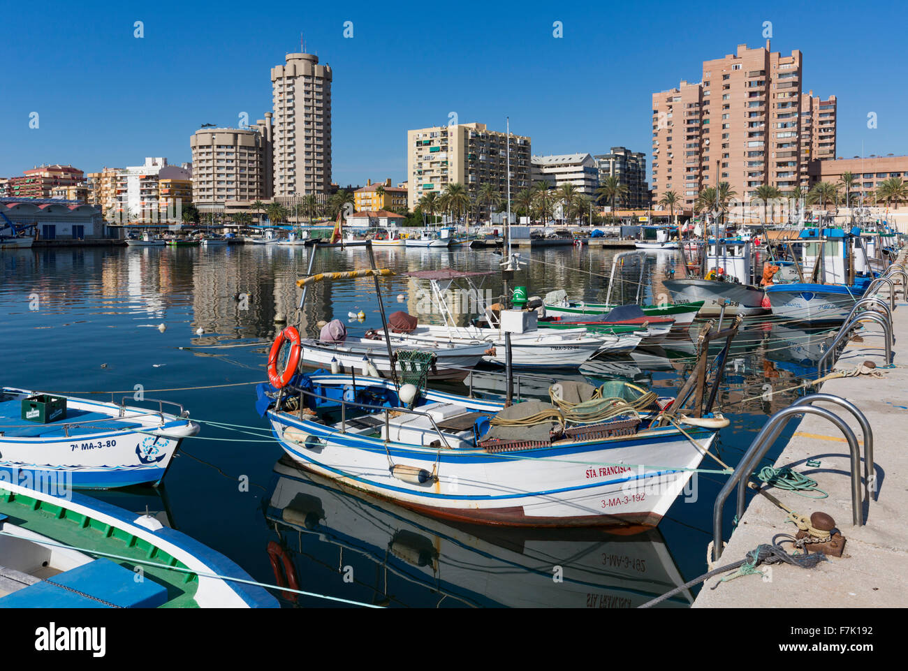 Fuengirola, Costa Del Sol, Provinz Malaga, Andalusien, Südspanien. Fischerboote im Hafen. Stockfoto