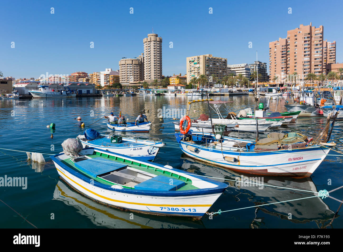 Fuengirola, Costa Del Sol, Provinz Malaga, Andalusien, Südspanien. Fischerboote im Hafen. Drei Fischer bringen th Stockfoto