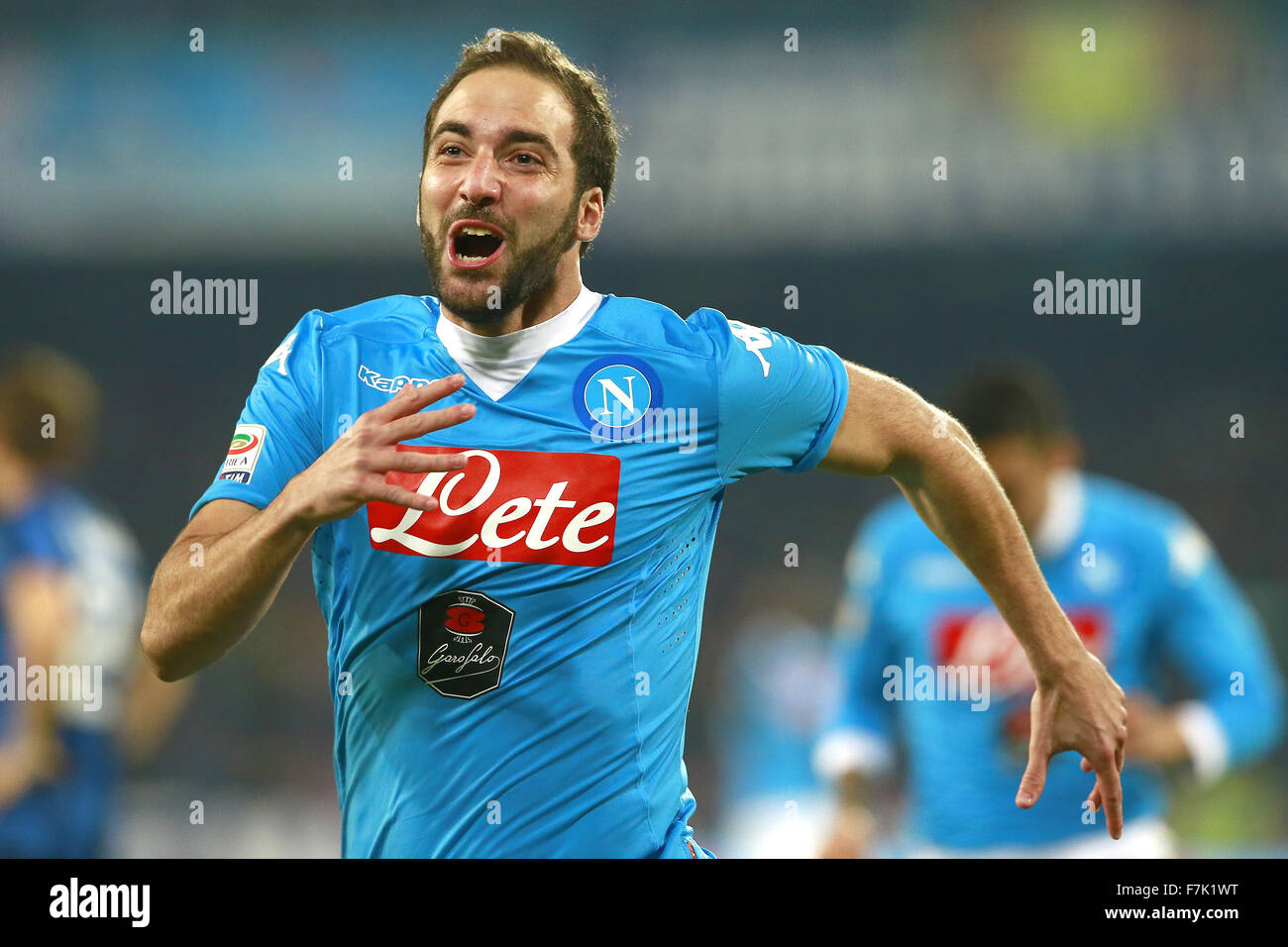 Italien. 30. November 2015. Napoli vorwärts Gonzalo Higuain feiert nach dem zweiten Tor gegen Inter-Napoli 30.11.2015 Stadio San Paolo Fußball Calcio 2015/2016 Serie A Napoli - Inter-Napoli gewann 2: 1 Credit: Insidefoto/Alamy Live News Stockfoto