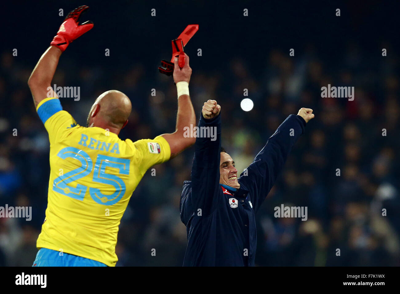 Italien. 30. November 2015. Napoli-Torhüter Jose Manuel Pepe Reina und Napoli nach vorne Jose Maria Callejon feiern am Ende des Spiels Napoli 30.11.2015 Stadio San Paolo Fußball Calcio 2015/2016 Serie A Napoli - Inter-Napoli gewann 2: 1 Credit: Insidefoto/Alamy Live News Stockfoto