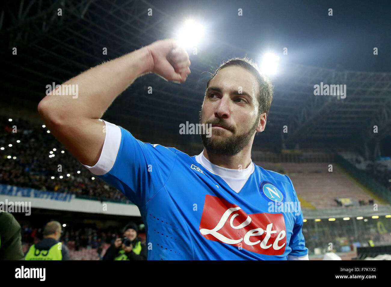 Italien. 30. November 2015. Napoli vorwärts Gonzalo Higuain feiert am Ende des Spiels Napoli 30.11.2015 Stadio San Paolo Fußball Calcio 2015/2016 Serie A Napoli - Inter-Napoli gewann 2: 1 Credit: Insidefoto/Alamy Live News Stockfoto