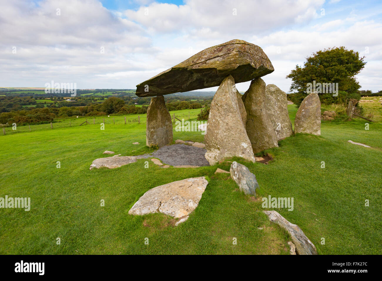 Die Pentre Ifan neolithische Grabkammer, Pembrokeshire, Wales, Vereinigtes Königreich. Beschrieben als "Portal Dolmen" Art. Stockfoto