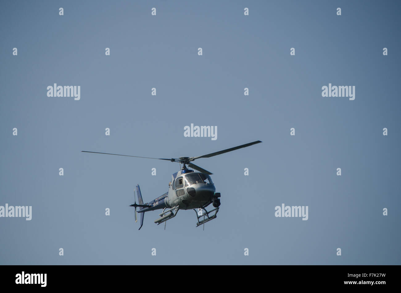 ein Hubschrauber auf einen blauen Himmel stehen noch in der Luft Stockfoto