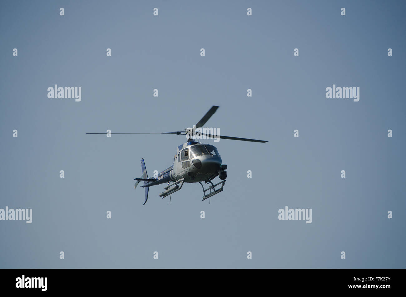 ein Hubschrauber auf einen blauen Himmel stehen noch in der Luft Stockfoto