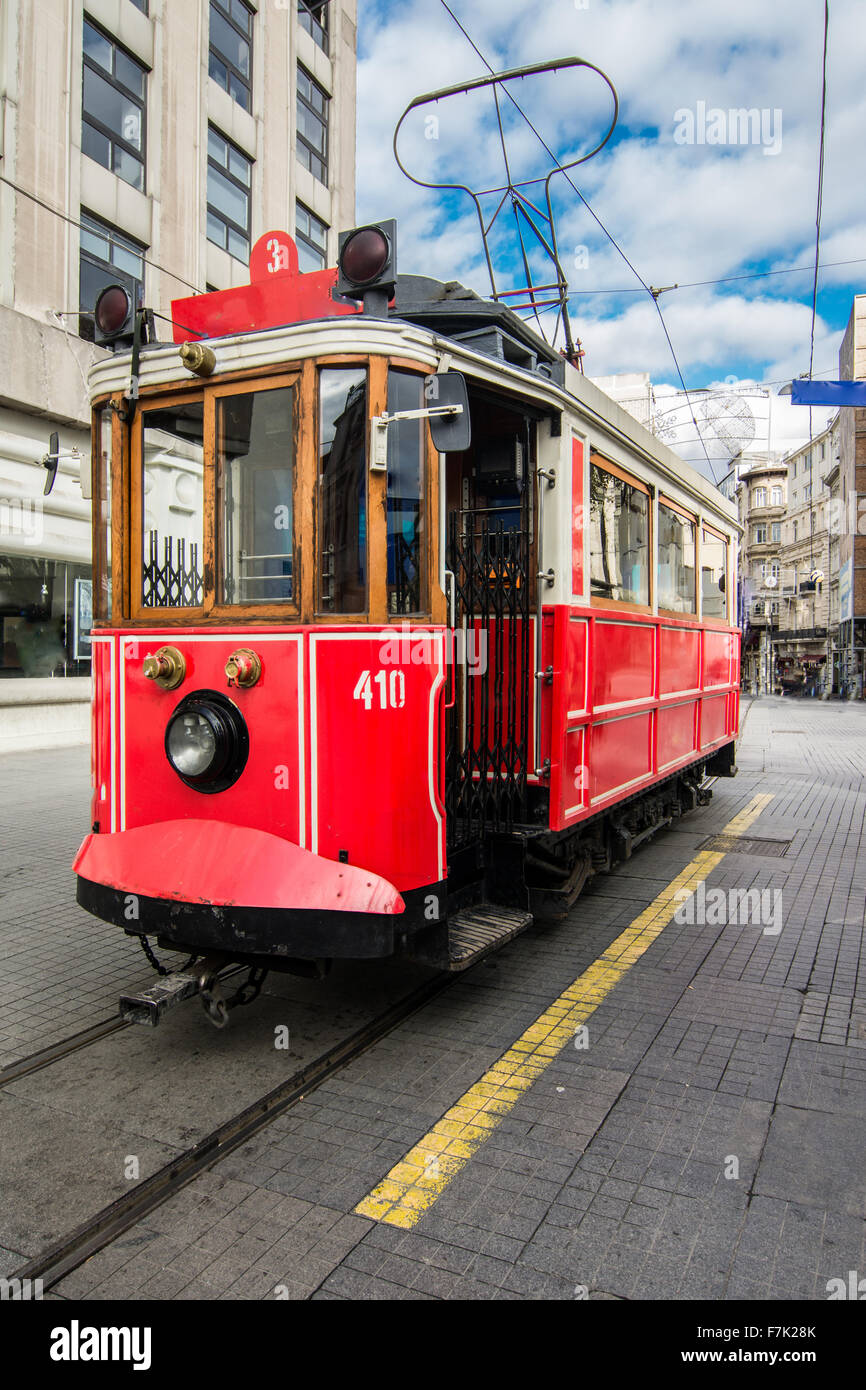 Die Beyoglu traditionelle rote Vintage Straßenbahn ist ein Wahrzeichen von Istanbul. Stockfoto