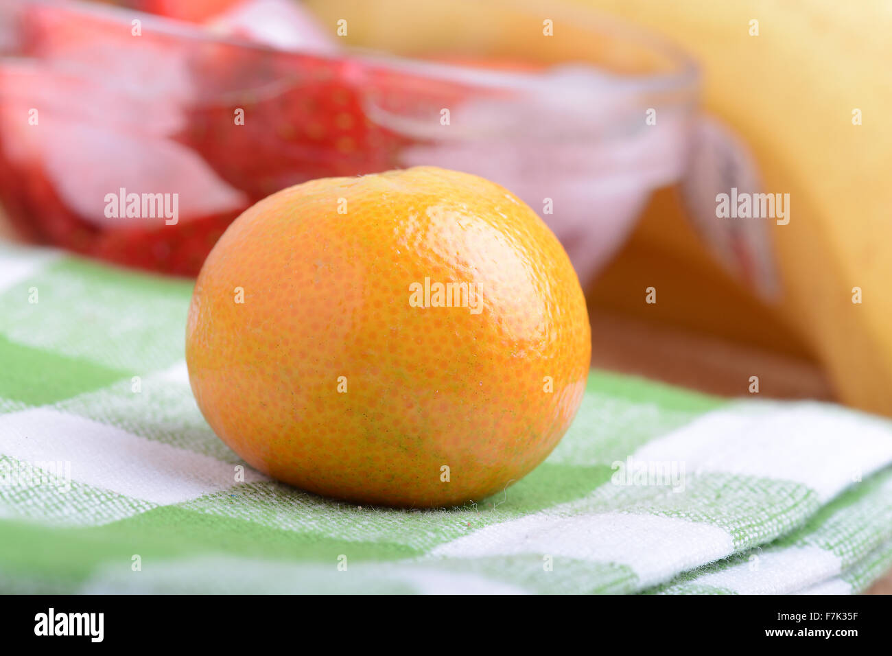 viele verschiedene Früchte für die Gesundheit der ganzen Familie, Pfirsich, Mandarine, Erdbeerscheiben Stockfoto