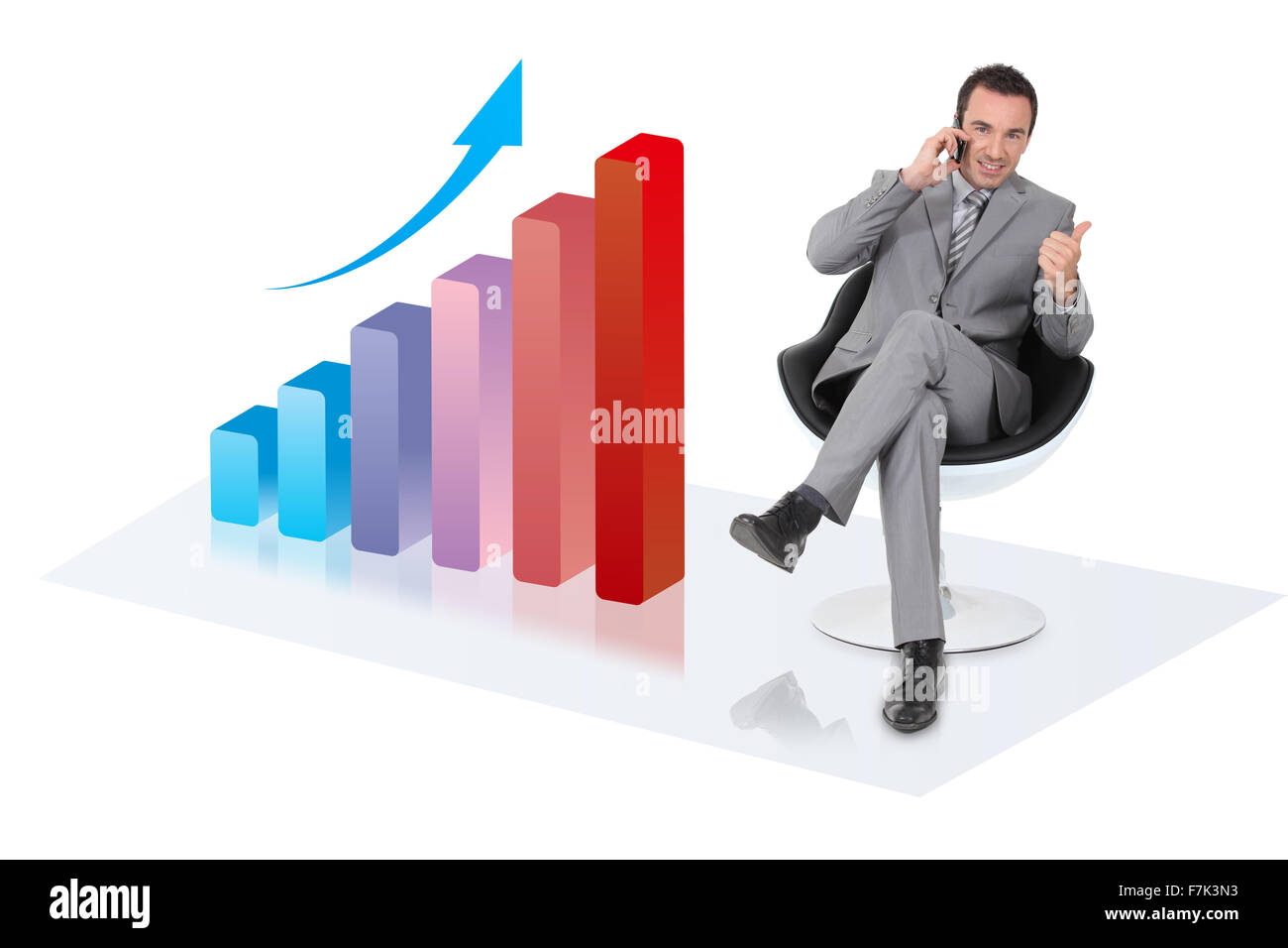 Geschäftsmann, setzte sich neben Balkendiagramm Stockfoto