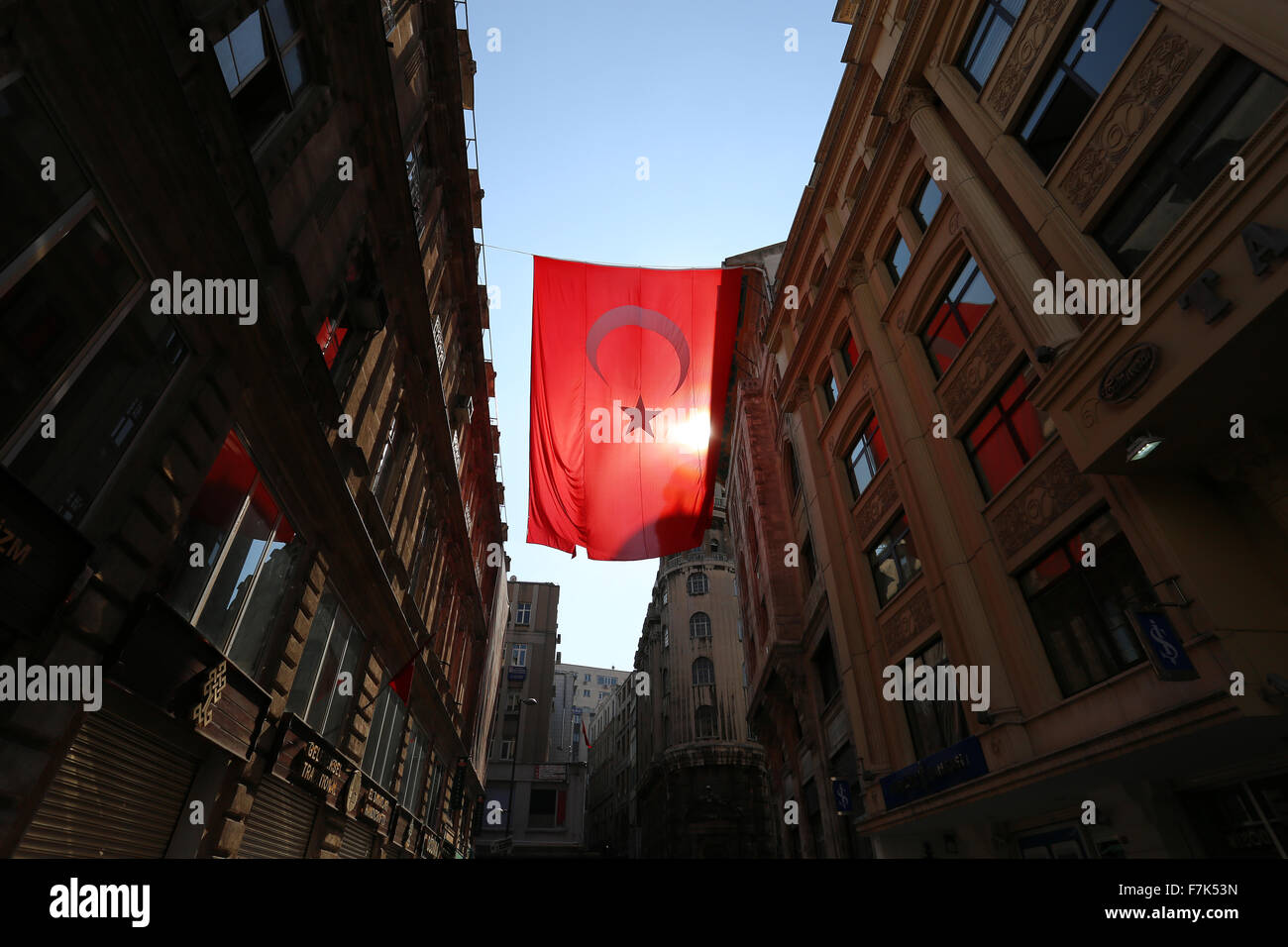 Große rote türkische Fahne auf der Straße zwischen den Häusern fliegen Stockfoto