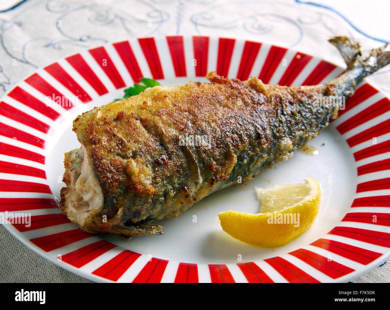 Sardalya Tava - Türkisch gegrillte Sardinen. Stockfoto