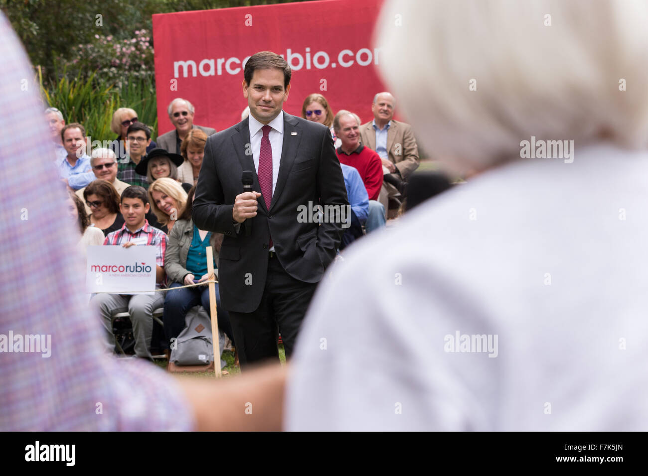 Charleston, South Carolina, USA. 1. Dezember 2015. Senator und GOP Präsidentschaftskandidat Marco Rubio reagiert auf eine Frage zur Legalisierung von Marihuana aus 79-j hrige Elease Pickens während der Kanzel Serie Rathaus am College of Charleston 1. Dezember 2015 in Charleston, South Carolina. Die ältere Frau überraschte das Publikum mit ihrer Unterstützung aber Rubio lehnt Legalisierung. Stockfoto